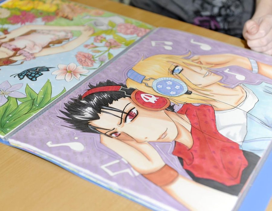 sa漫画 作品库页面截图风格画面，深色背景上排列着多张漫画封面缩略图，题材标签以霓虹绿小胶囊标注